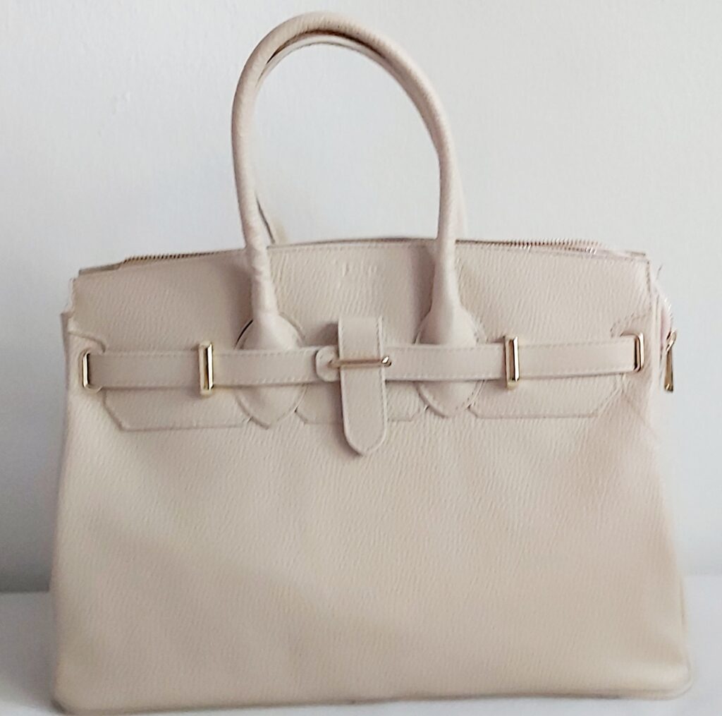 Grand sac à main en cuir martelé avec finitions dorées