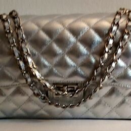 Sac à main en cuir véritable matelassé avec chaîne – laminé argenté