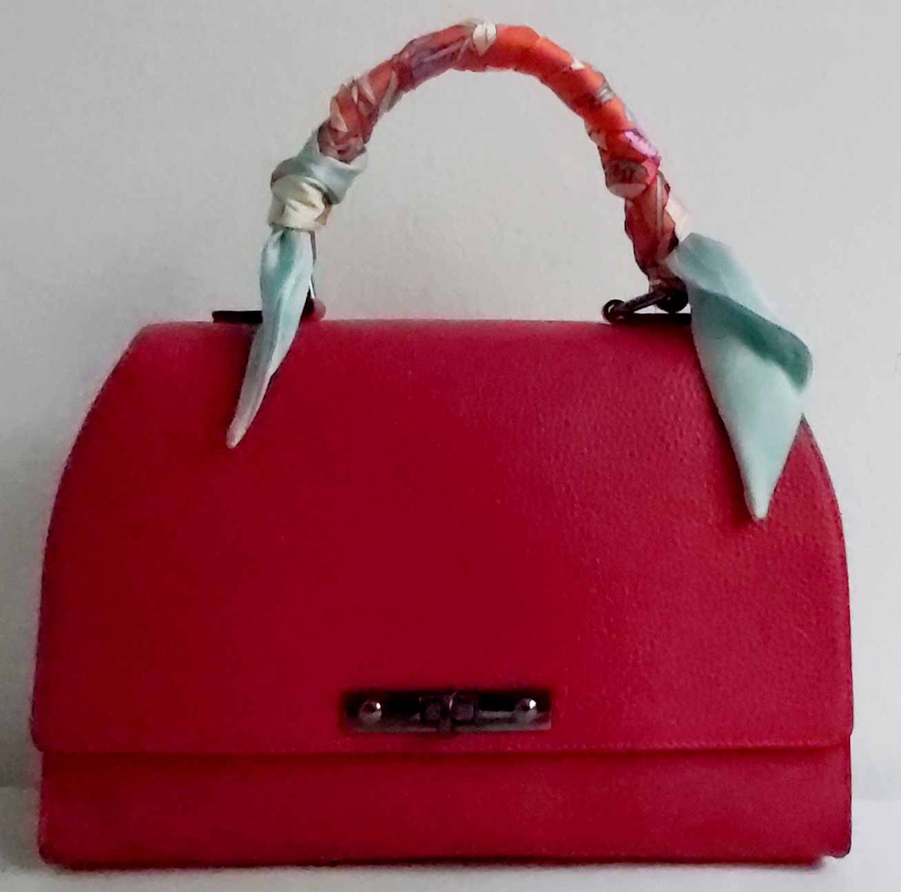 Sac à main semi-rigide en cuir avec foulard détachable (Rouge) – Image 4