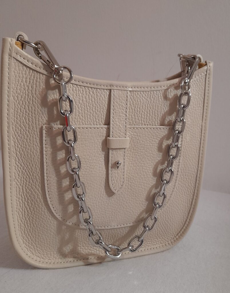Sac à main en cuir porté épaule