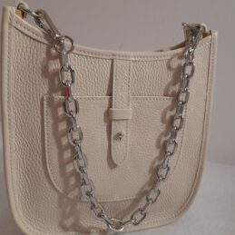 Sac à main en cuir porté épaule