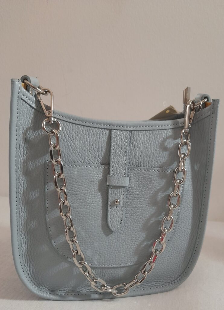 Sac à main en cuir porté épaule