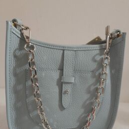 Sac à main en cuir porté épaule