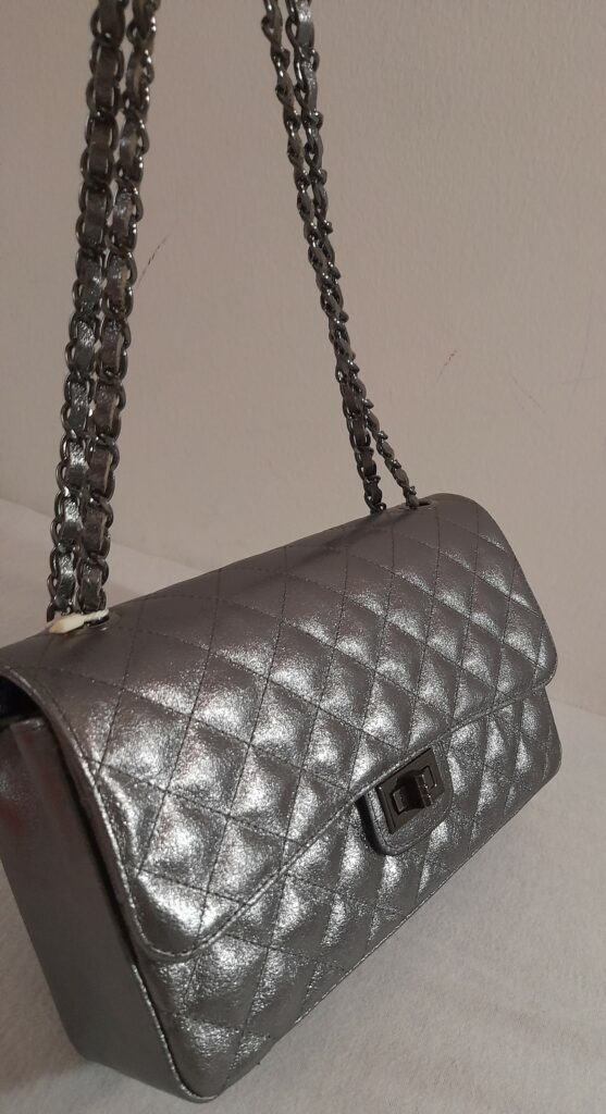 Sac à main matelassé en cuir avec chaîne laminé gris métallisé