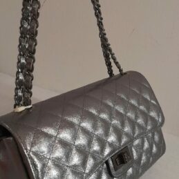 Sac à main matelassé en cuir avec chaîne laminé gris métallisé