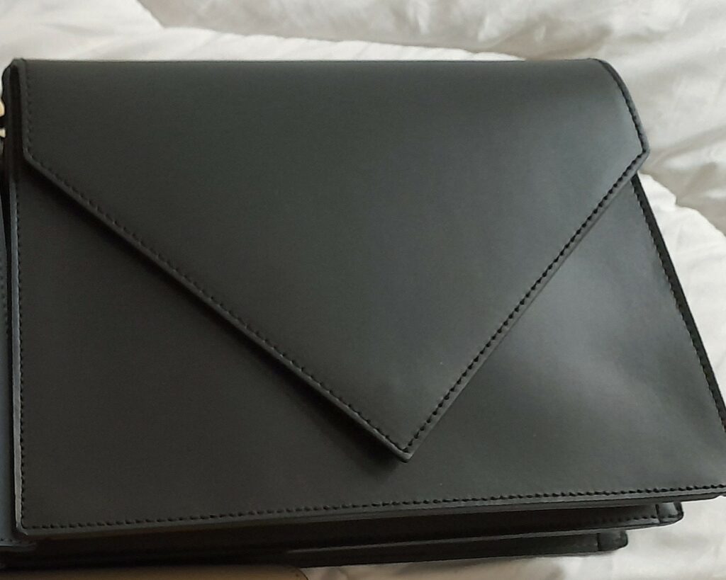 Sac enveloppe intemporel en cuir''